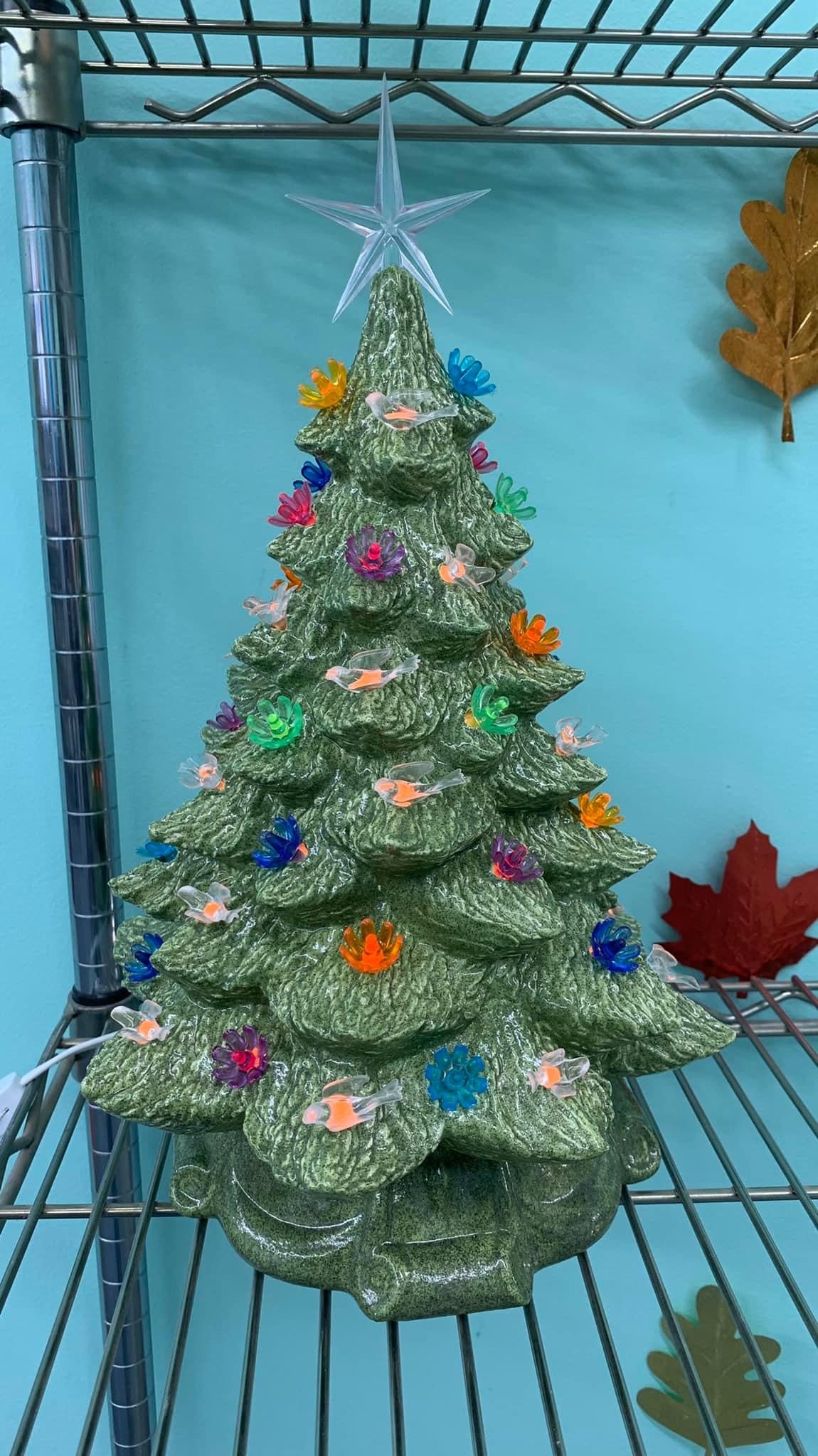 Green glazed Christmas tree 13" with flower and white bird pegs
